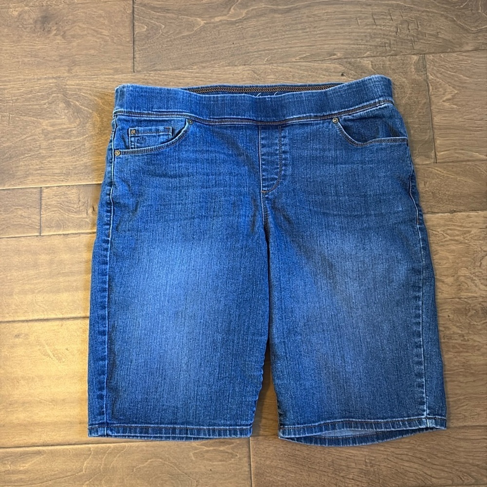 Gloria Vanderbilt Pull On Denim Avery Shorts 10” Medium Wash Size 8